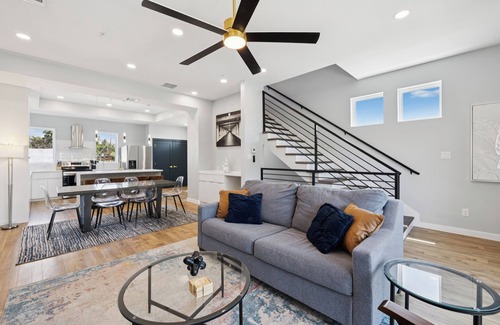 Historic Garderns House | Modern downtown San Antonio rooftop townhouse with stunning Alamo dome views! Each bedroom has a private bath, plus 3 parking spots w/dedicated workspace. Walk to River Walk & Enjoy skyline views from your private rooftop terrace!