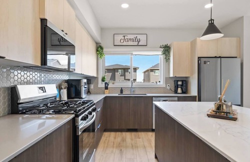 Southwest Calgary House | Modern Duplex Retreat | 2BR + Office | Parking