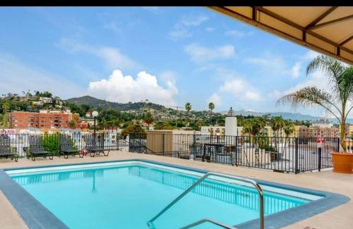 Hollywood Apartment | Modern Escape in Hollywood with Rooftop & City Views
