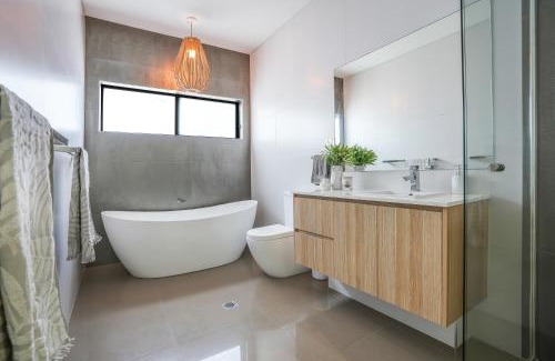 Shell Cove House | Modern Executive Ocean View Oasis Shell Cove Mansion 5 Minutes to Beach Sleeps 16