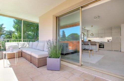 Cap-d'Antibes Apartment | Modern Family Home 5 min to Beach +Pool +Garage