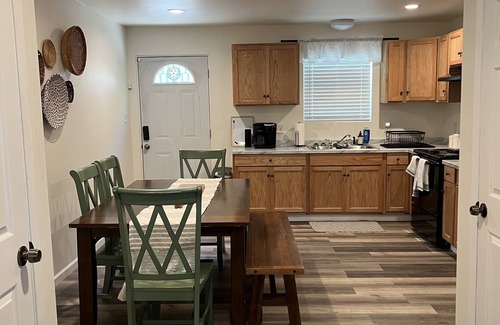 Heidenheimer House | Modern Family Oasis ~ Mins to Hospital/VA, Parking