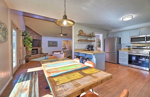 Fayetteville House | Modern Fayetteville Home < 1 Mi to U of A!