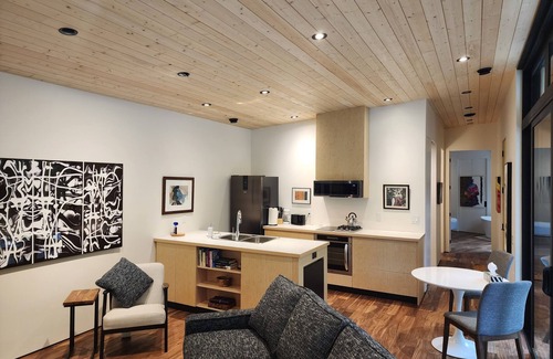 Madeira Park Cabin | Modern Forest Guest Suite - Accessible Seclusion!