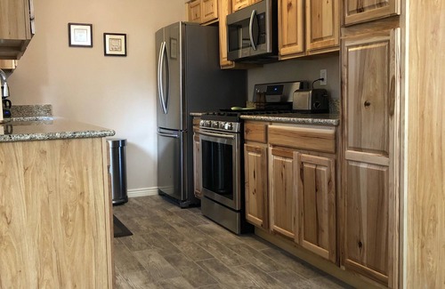 Broadmoor House | Modern, Fresh and Beautiful 2 Bedroom Cottage!