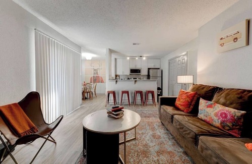South Lamar Apartment | Modern Fully Stocked 2BR - SoLa Austin 5 min to DT