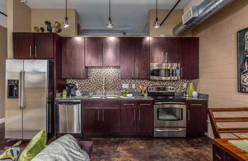 Arsenal Condo | Modern Furnished Condo Overlooking Downtown & Pool - 2 Blocks From Riverwalk