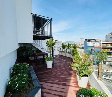 Son Tra Apartment | Modern Garden Apt by Dragon bridge