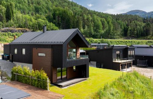 Hafslo Apartment | Modern Gem by Beautiful Lake Hafslovatnet