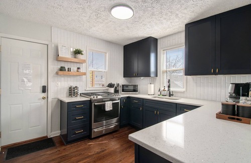 Midtown House | Modern Gem: King Bed I Arcade I FirePit I 5mins CWS I CHI Arena I Creighton