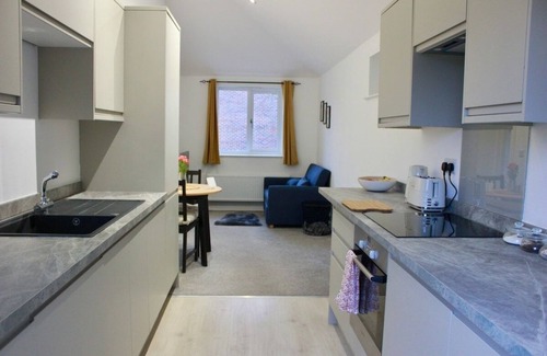 Crawley Apartment | Modern Guest Lodge, Free Parking, 8Min LGW Airport