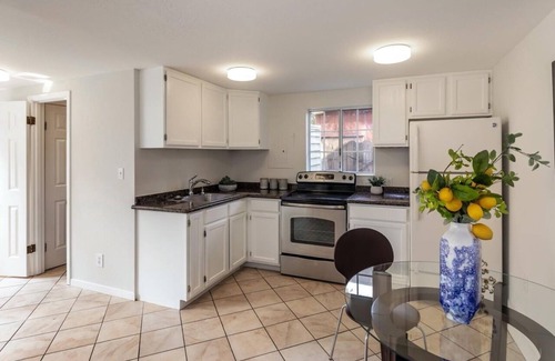 West Menlo Park House | Modern Guesthouse Retreat in the Heart of Silicon Valley