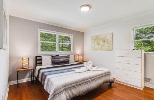 Mountain Brooke House | Modern Hideaway Sleeps 14 Backyard & WiFi