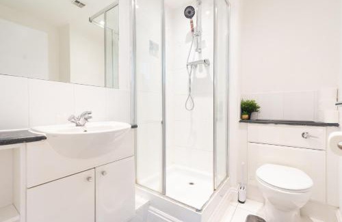 London Borough of Hounslow Apartment | Modern High-Floor 2BR with Terrace & Thames View