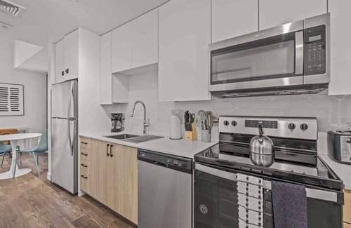 Garfield Apartment | Modern Highrise STU w/Sky Pool, Parking, Gym 09