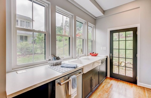 Hot Springs House | Modern Historic Farmhouse < .5 mi to Omni Homestead, Brewery + Fast Wifi!