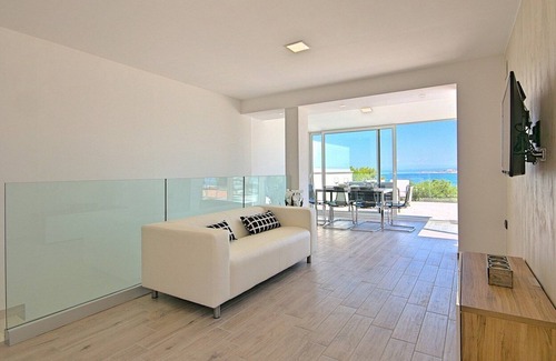 Crveni Vrh Villa | Modern holiday home set on its own enclosed property only 100 m from the beach