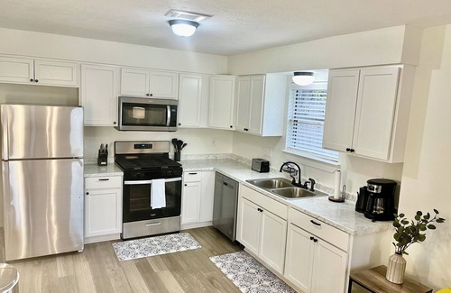 Wheeler Ridge House | Modern Home - Close to A&M !