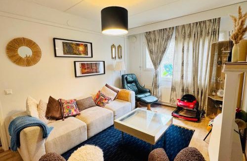 Kauniainen House | Modern Home in Peaceful Area with Private Lawn, BBQ & Free Parking