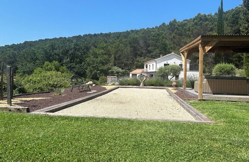 Vaison-la-Romaine House | Modern home located in valley surrounded by great vines