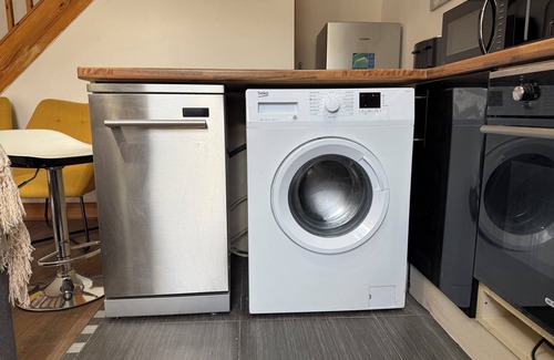 Bradford House | Modern Home Sleeps 7 Contractor/Families & Students Welcome.