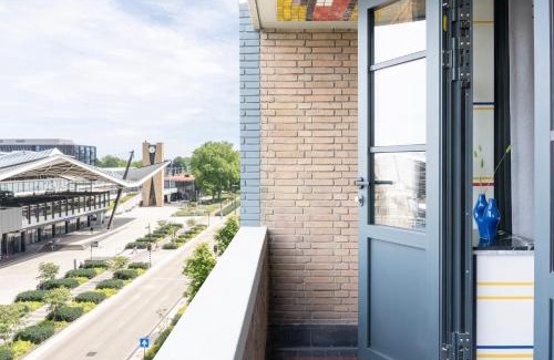 Centrum Apartment | Modern Hotel Central Tilburg, Balcony & Kitchen