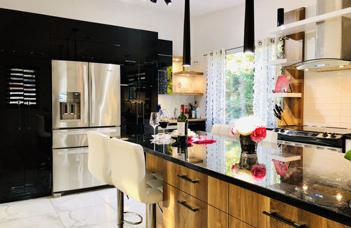 Quartier 4-2 House | Modern House-Pool-Hot tub -playground -Game room -Pet friendly-10 min. Quebec