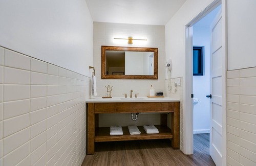 San Angelo Hotel | Modern King Room with Plush Bedding – Perfect for Business or Leisure Stays!