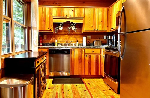 West Jefferson House | Modern Log Cabin TH Retreat | Peaceful | Mountain Views | Steps to Downtown WJ