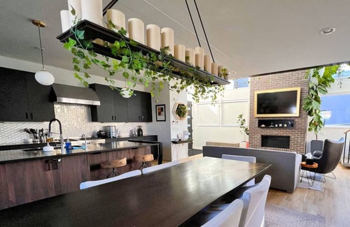 Villa Park House | Modern Luxury 4 Bed Home 7 Mins to Broncos Stadium