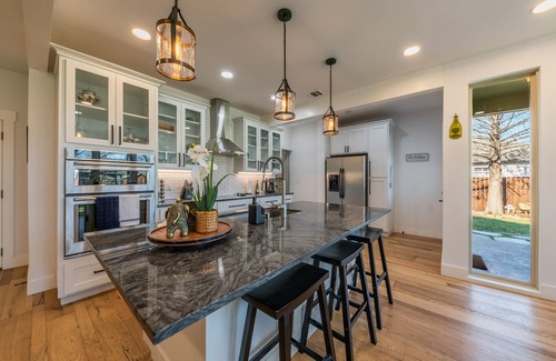 Hutto House | Modern luxury home - on 1/2 acre near Kalahari