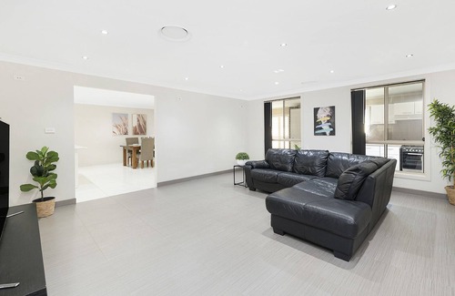 West Ryde House | Modern Luxury Spacious Home Sydney close to Shops