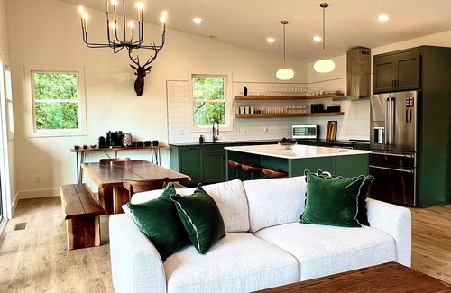 Foxfire Estates Cabin | Modern Luxury! Theater, Spa, Decks! 5 miles to Blue Ridge