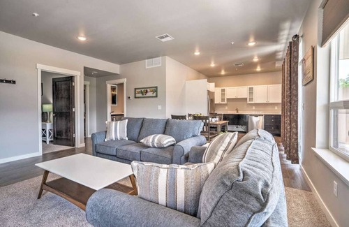 Manson Condo | Modern Marina's Edge Condo - Pool, Spas