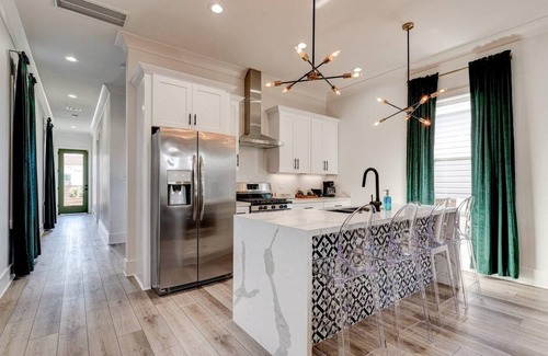 Tulane - Gravier House | Modern Mid-City Living: 5BR, 3.5BA Home. Balcony, Parking, Central Location - Your NOLA Getaway!