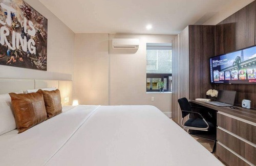 Gay Village Hotel | Modern Mood King – Downtown MTL