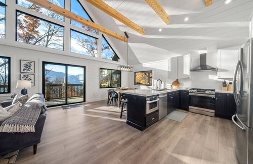 Maggie Valley Cabin | Modern Mountain Lodge/Scenery/Hot Tub/Game Room/Bar