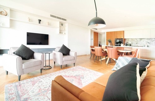 New Farm Apartment | Modern Oasis in New Farm l Walk to River and Cafes