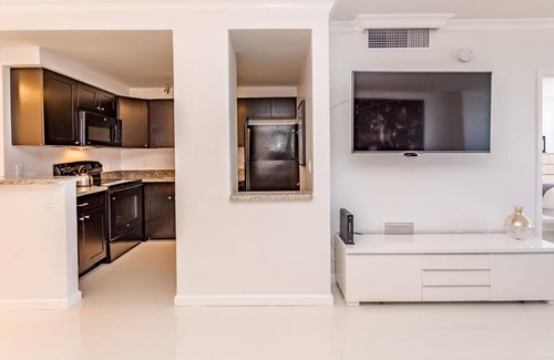 Galt Mile Apartment | Modern Ocean Beach Condo 3BR "On the Sand" w POOL