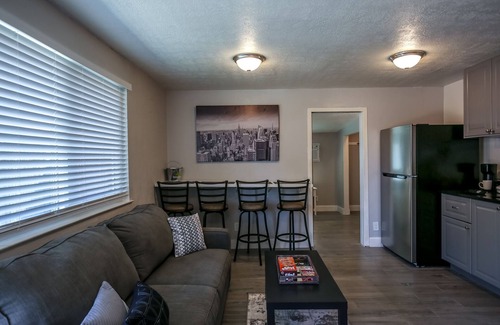 Southeastern Sacramento Cottage | Modern private in desirable neighborhood