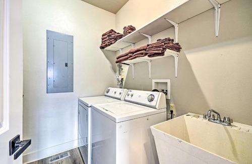 Red Lodge House | Modern Red Lodge Cabin - Walk to Broadway Ave