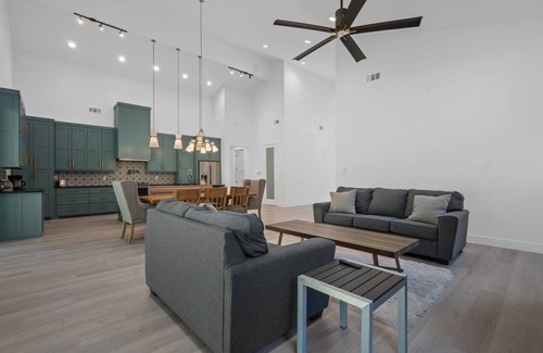 Mid America Apartment | Modern Retreat | 12 min-Oaklawn | KID Friendly