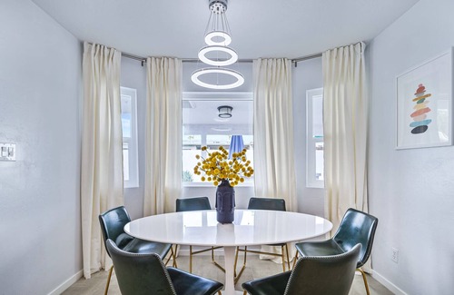 Raskin Estates House | Modern Retreat Minutes from Shopping Dining & Golf