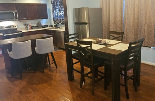 Atlanta House | Modern Room in Atlanta - Near GWCC, The Benz, Ga. Aquarium - Private Bath