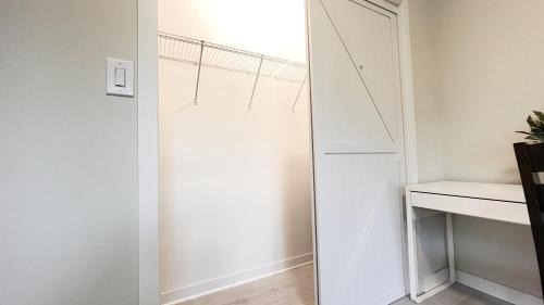 Pinehouse House | Modern Room with En Suite Bath Yonge Finch Sub