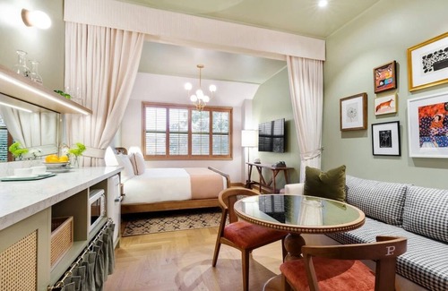 Hyde Park Hotel | Modern Room With Kitchen, Short Ride To The Tampa Museum of Art!