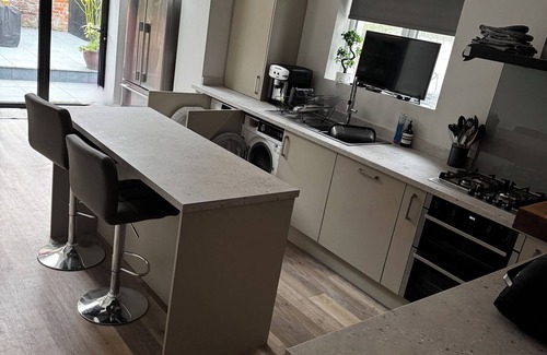 Irby House | Modern Seaside Townhouse in West Kirby with Amazing Views!