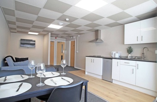 Bramcote Apartment | Modern Single-Floor Apartment - Sleeps 8