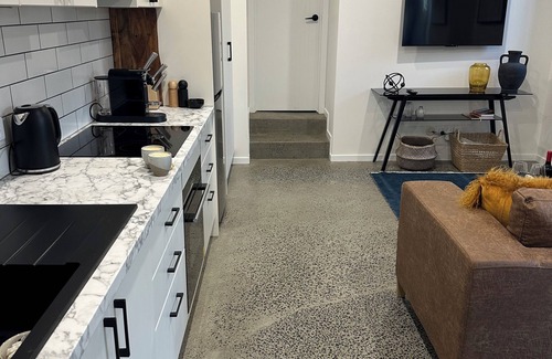 South Hobart Apartment | Modern SoHo Pad