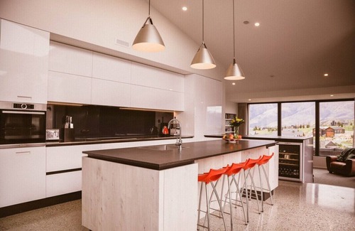 Jacks Point House | Modern spacious 3 bedroom Jacks Point house with Spa pool